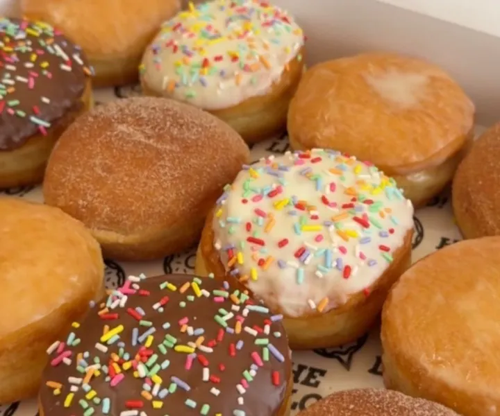 Hello Box Tradicional com 12 donuts