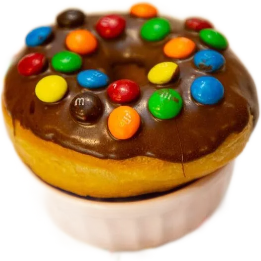 Donut de chocolate com confeitos M&M's coloridos