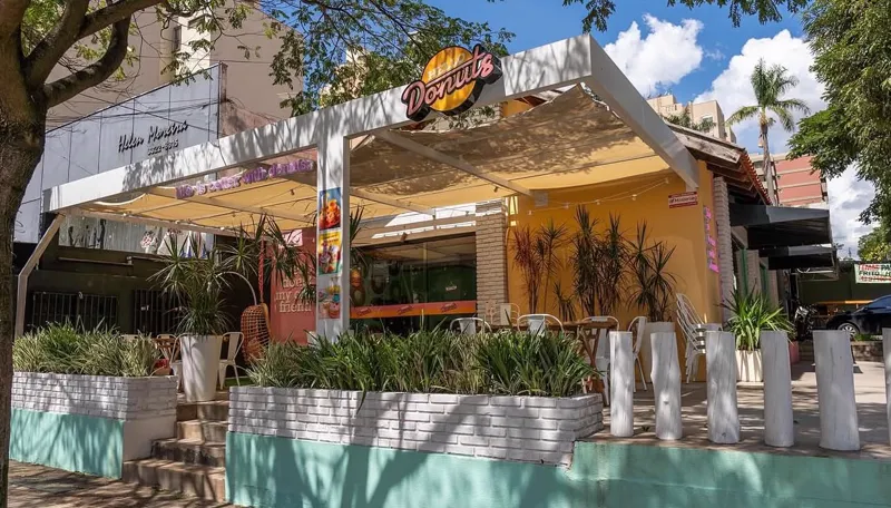 Fachada charmosa da Hello Donuts & Coffee